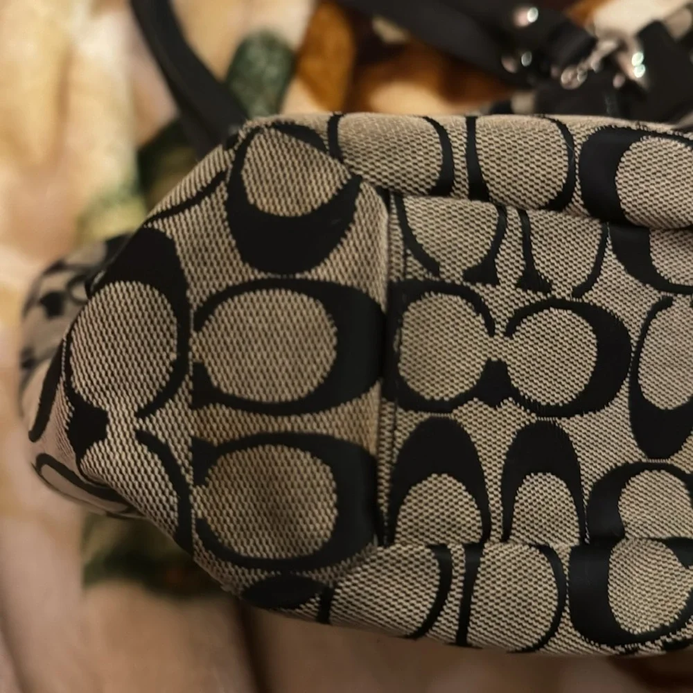 Coach Gallery Signature F19388 Black/Gray Zip Tote - Picture 6 of 7